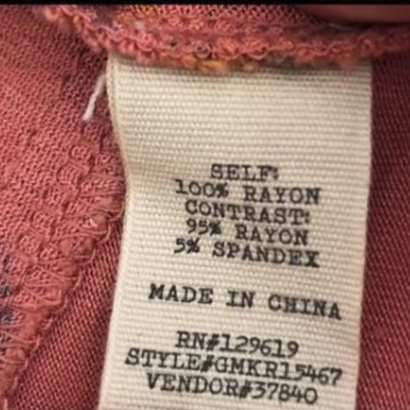 Gimmicks by BKE - cute floral top 🌸🌺 - Picture 2 of 5